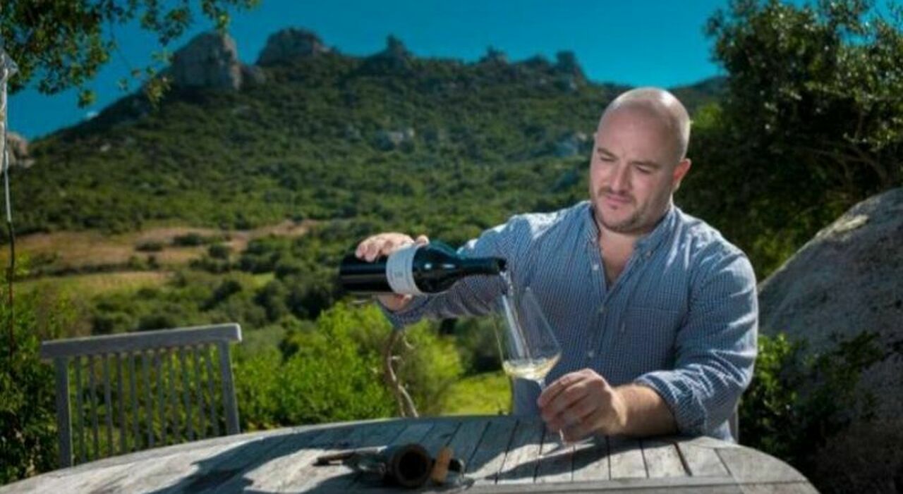 emanuele ragnedda chi 232 l imprenditore fermato per l omicidio di cinzia pinna la fuga in gommone si era nascosto nella villa di famiglia suo il vino bianco pi249 caro d italia