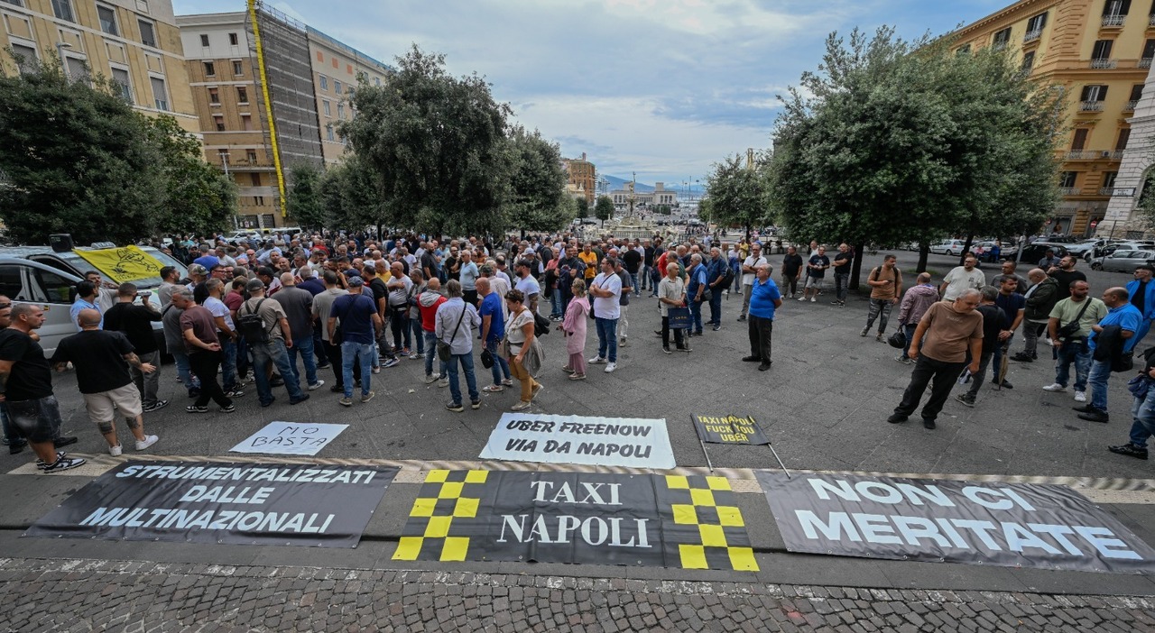 Sciopero improvviso dei tassisti, città nel caos: «Niente corse finché il sindaco non ci riceverà»