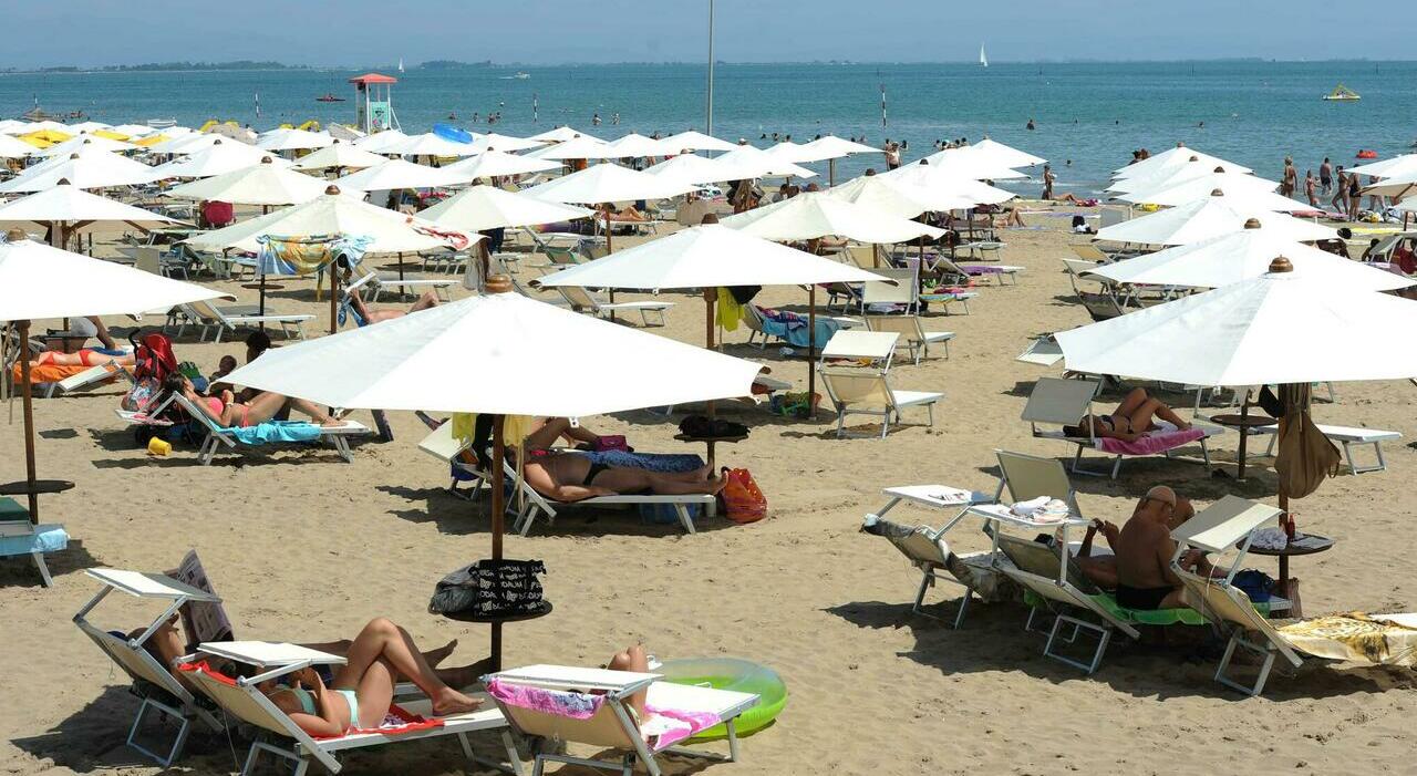 lignano in spiaggia fino a novembre 200 un nuovo modello di turismo le date