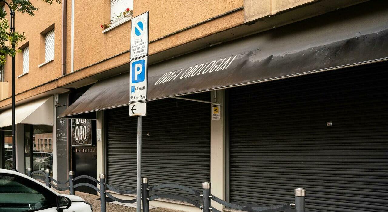 Gioielleria svaligiata in due minuti, almeno 3 ladri hanno preso di mira Idea Oro: hanno divelto la porta e rubato monili preziosi