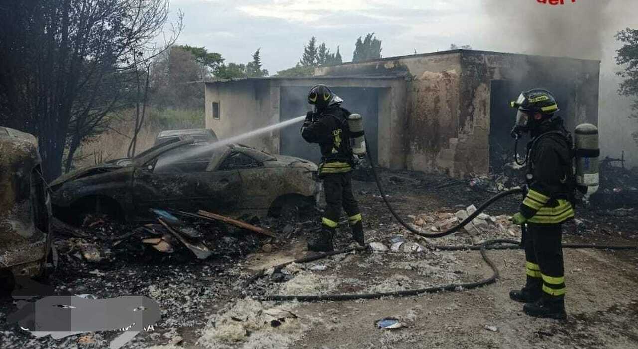 incendio a brindisi in fiamme tre auto e due depositi abbandonati