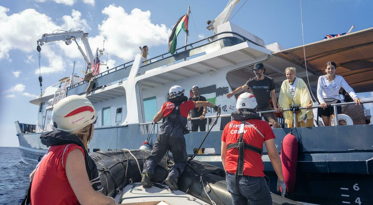 Flotilla, delegazione italiana rifiuta la deviazione aiuti a Cipro: «Continuiamo diretti fino a Gaza, Israele non ci spaventa». Tel Aviv: così favorite Hamas