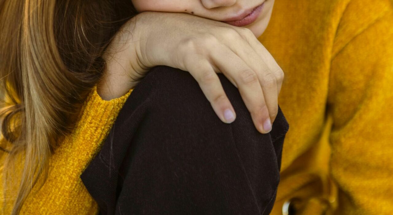 Ragazzina tredicenne abusata da due adolescenti: indagati per sequestro di persona e stupro, hanno 12 e 15 anni