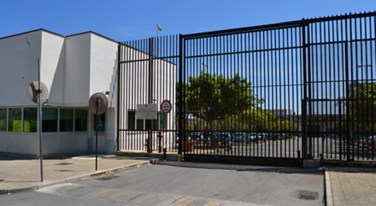 Avvocato arrestato in carcere: tentava di consegnare un cellulare a un detenuto