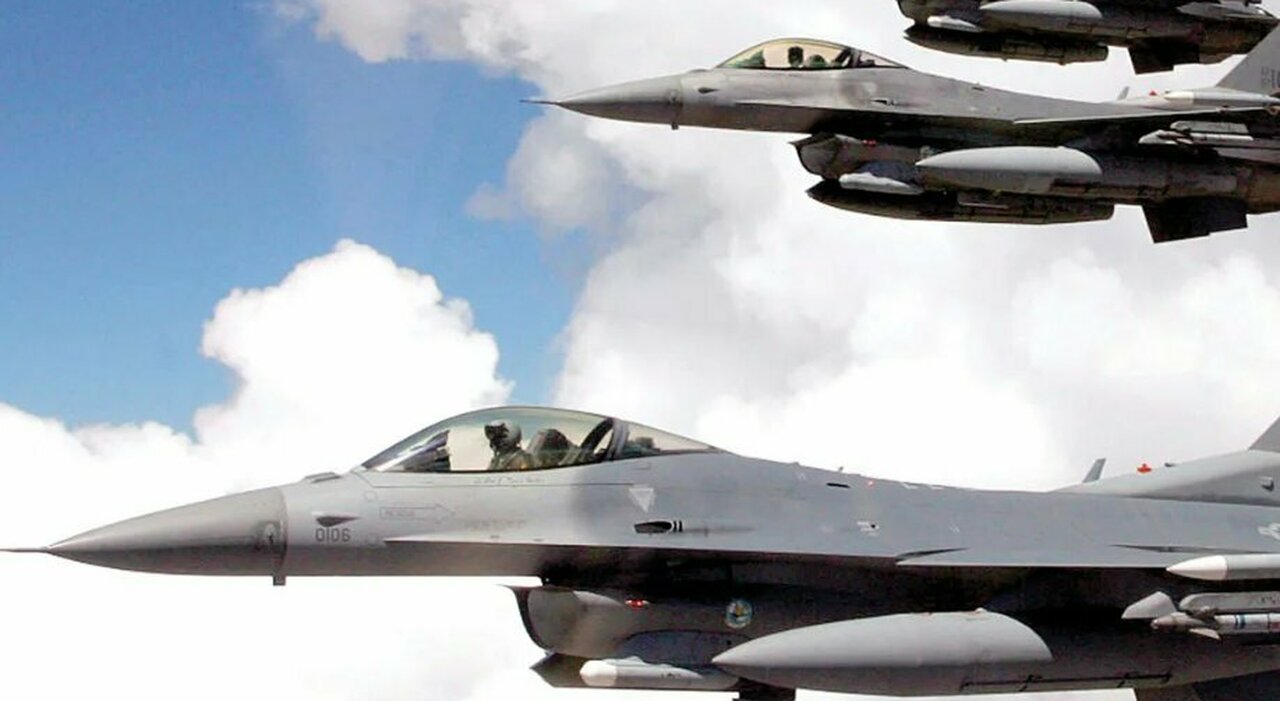 aereo militare russo intercettato vicino all alaska decollano gli f 16 di stati uniti e canada