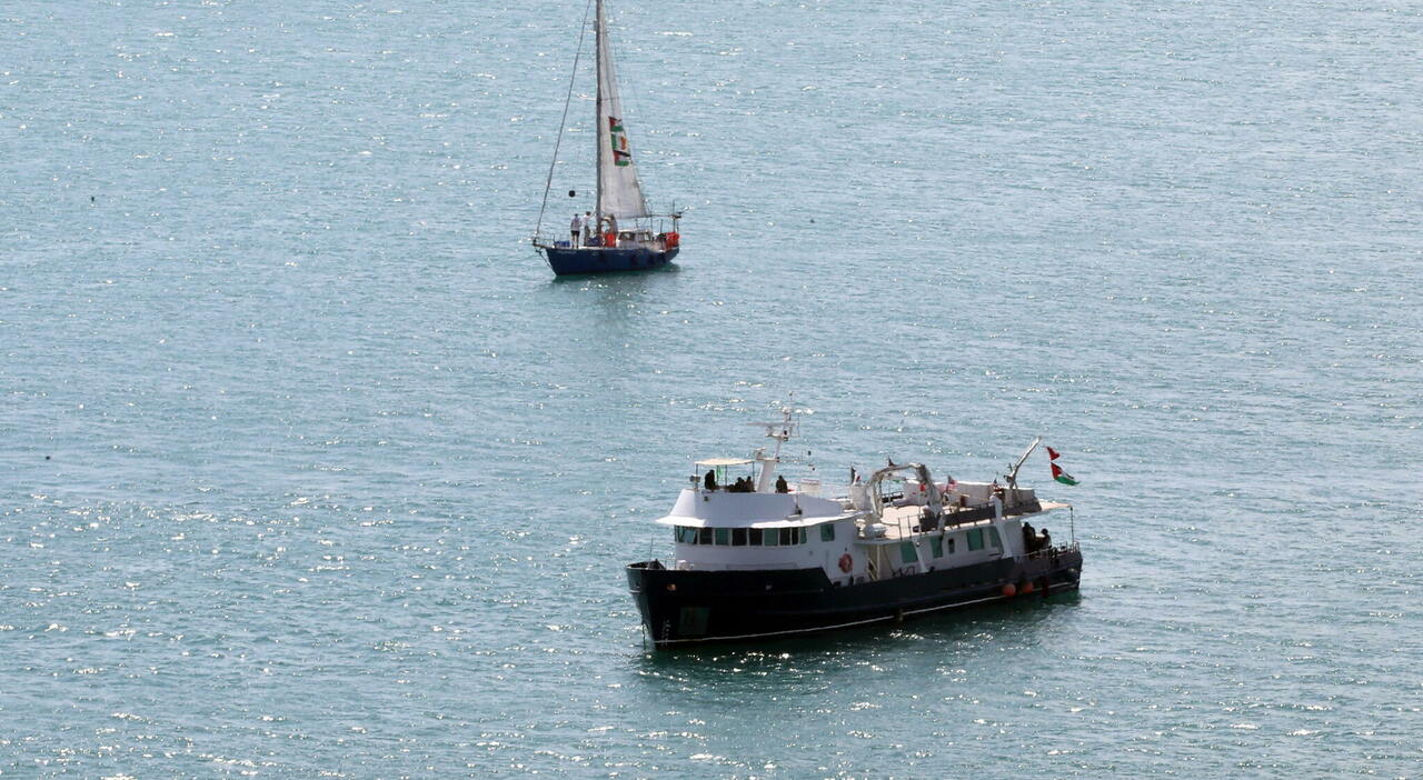 https://statics.cedscdn.it/photos/MED_HIGH/2025/09/25/9089586_25212100_flotilla_farnesina_sconsigliato_partire_italiani_oggi_25_9_2025.jpg
