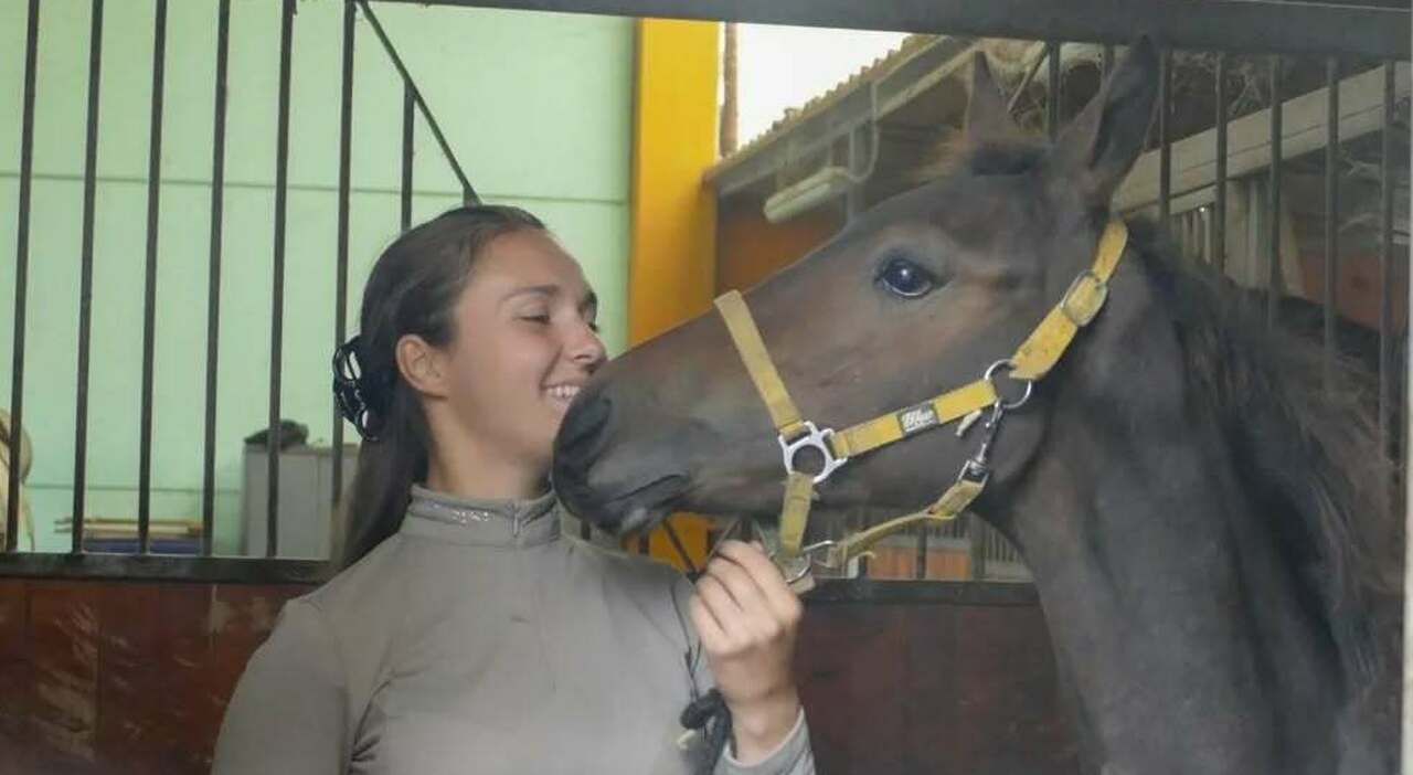 carola dettoma cade da cavallo e muore a 23 anni il dramma durante il lavoro al maneggio