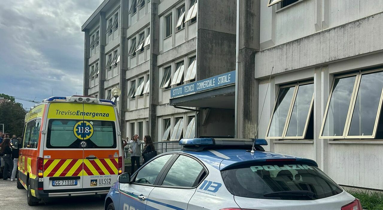 spray al peperoncino spruzzato a scuola evacuato l istituto studenti intossicati almeno 10 ragazzi con mal di gola e tosse