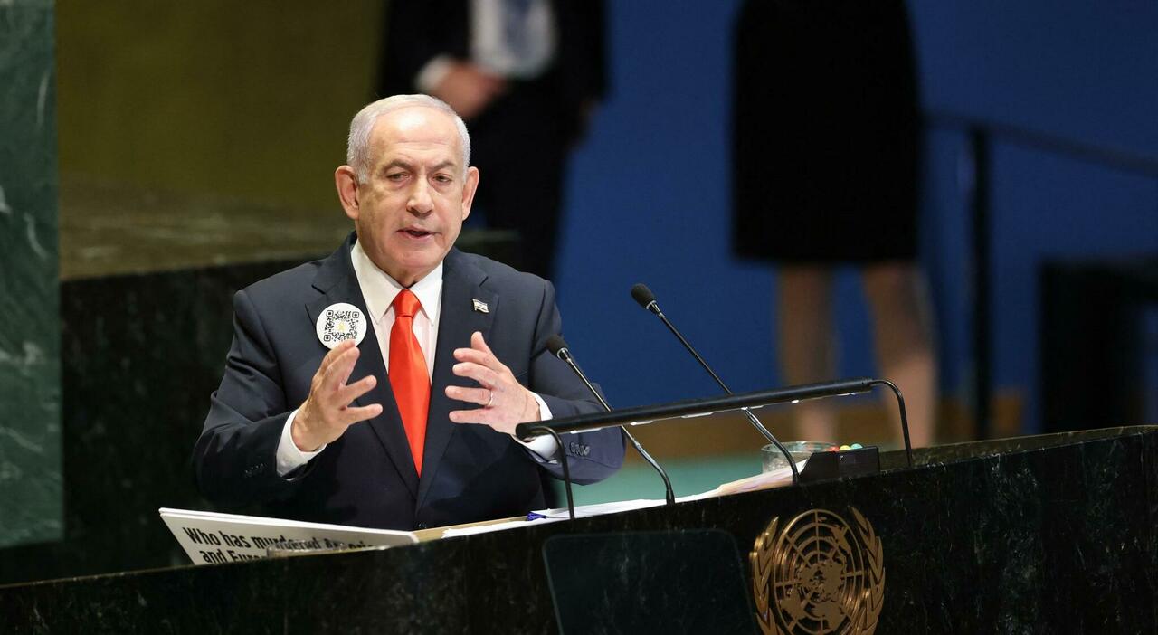 https://statics.cedscdn.it/photos/MED_HIGH/2025/09/26/9091310_26165736_benjamin_netanyahu_onu_fischi_israele_delegati_lasciano_aula.jpg