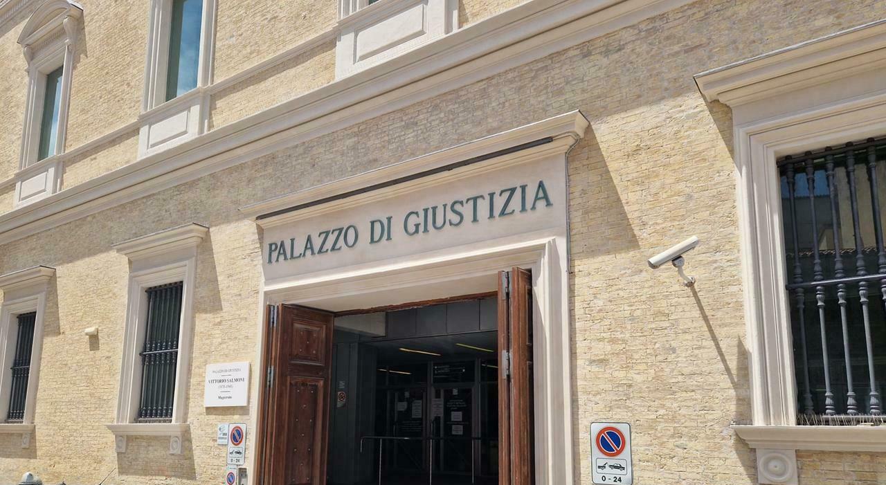 Numana, ferito da una forbiciata al cuore, la procura: «Condannate l?amico». Il ferito chiede 120mila euro di danni