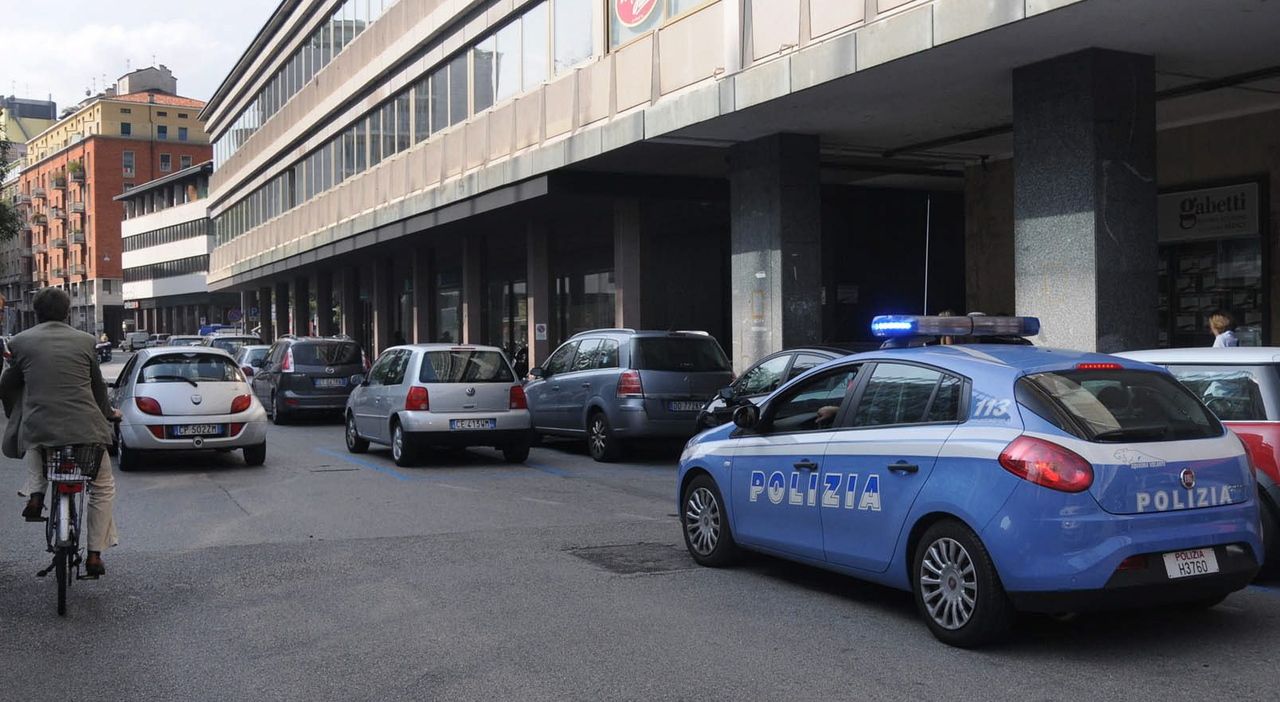 aggredito in centro per rapinarlo dell orologio da 80mila euro il pestaggio l inseguimento gli spari al casello arrestati tre banditi napoletani