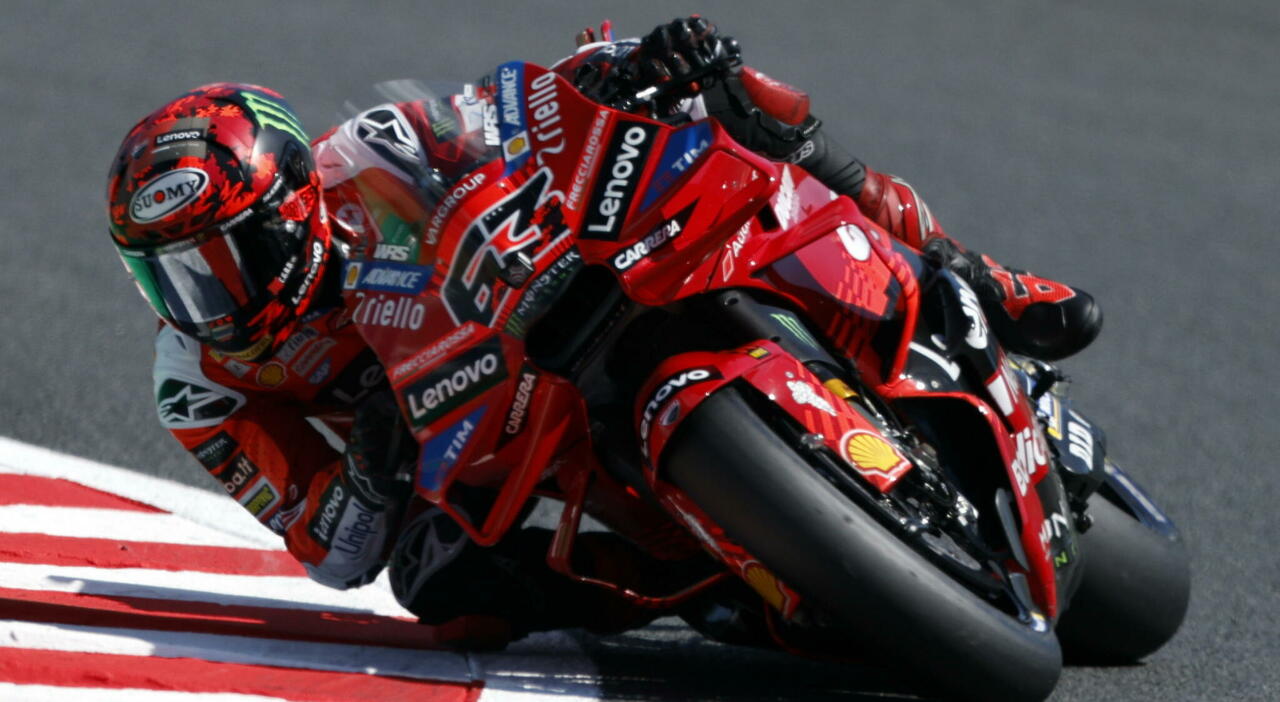 https://statics.cedscdn.it/photos/MED_HIGH/2025/09/27/9092819_27083643_moto_gp_francesco_bagnaia_vince_gara_sprint_in_giappone_oggi_27_9_2025.jpg