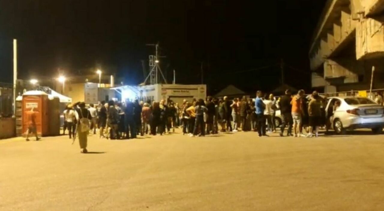 petroliera per israele fa ritorno a taranto e carica il greggio proteste al porto