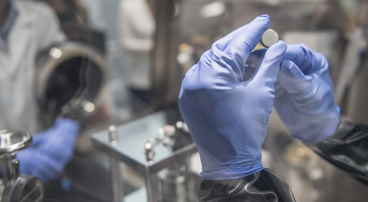 https://statics.cedscdn.it/photos/MED_HIGH/2025/09/27/9093091_27141112_primo_virus_nato_laboratorio_intelligenza_artificiale_passo_creare_vita_vicino_oggi_27_9_2025.jpg