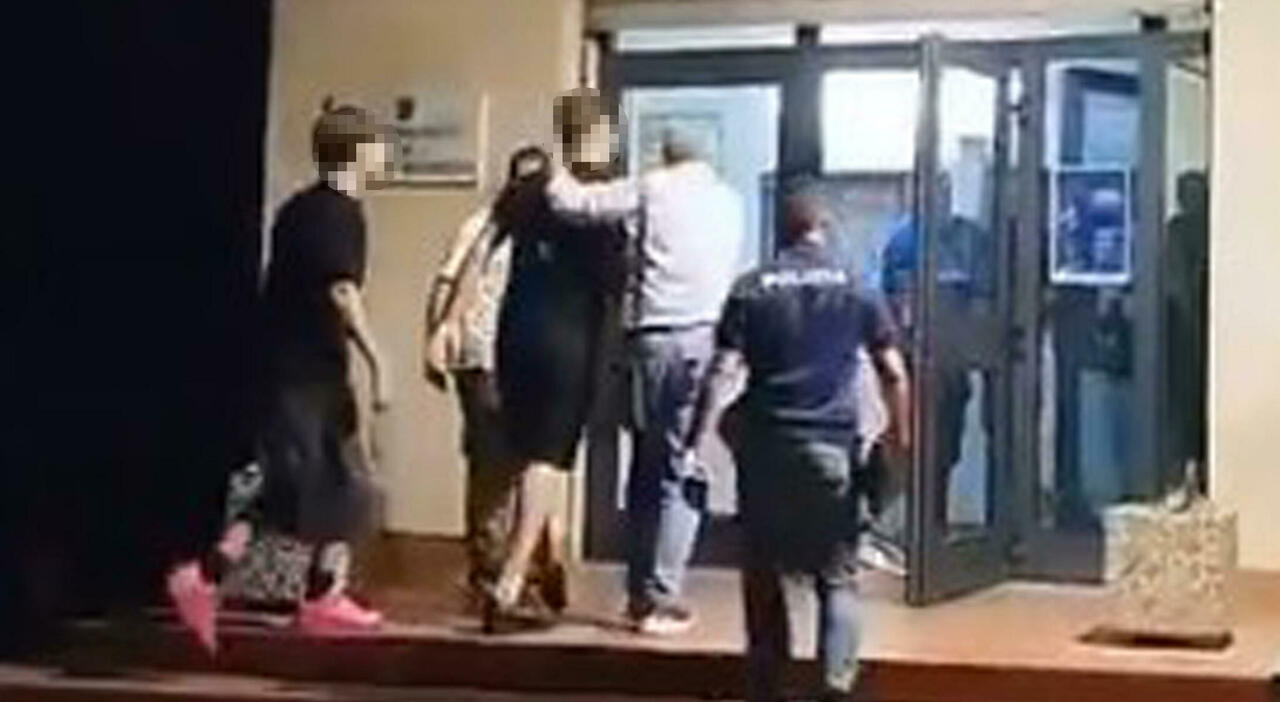 diciasettenne rapito il pap224 lo hanno incappucciato e portato in una casa nel silenzio sentiva gli elicotteri che lo cercavano