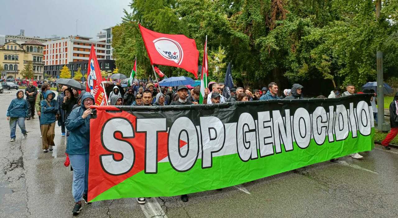 Padova torna in piazza per Gaza, centinaia in corteo nonostante la pioggia. Bloccata la tangenziale: «Se toccano la Flotilla fermiamo tutto»