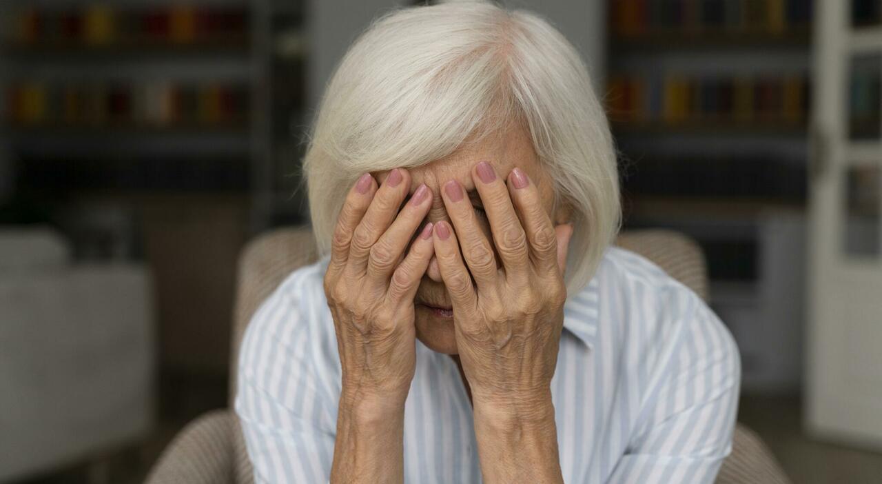 https://statics.cedscdn.it/photos/MED_HIGH/2025/09/27/9093410_27200650_donna_anziana_alle_prese_con_il_morbo_di_alzheimer_1_.jpg