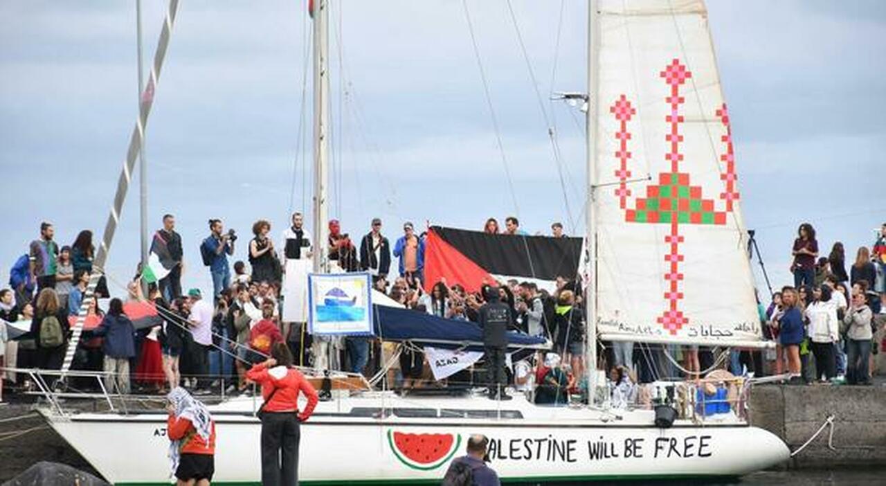 Flotilla riparte da Creta, ignorato l?appello del Quirinale: «Salpiamo, rotta verso Gaza»