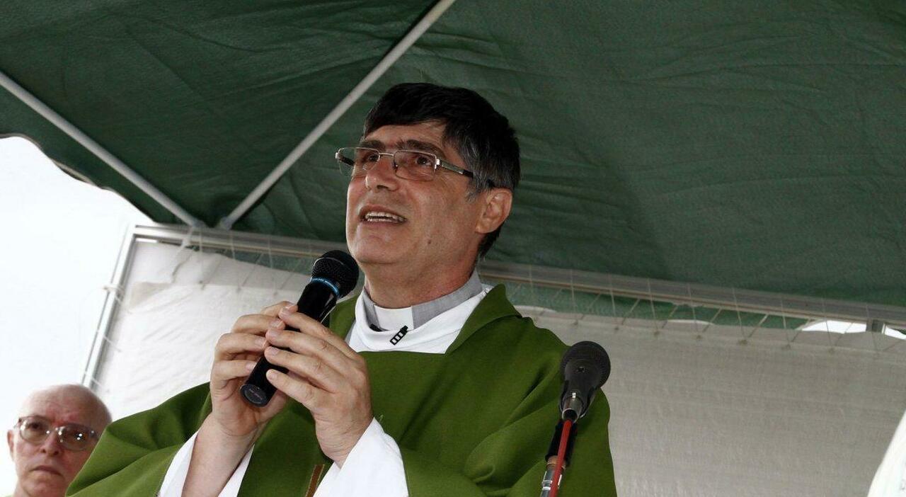 Caivano, minaccia a don Patriciello durante la messa: fedele gli consegna fazzoletto con un proiettile Caivano, minaccia a don Patriciello durante la messa: fedele gli consegna fazzoletto con un proiettile