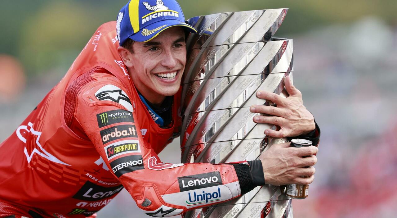 Marc Marquez abbraccia il prestigioso trofeo