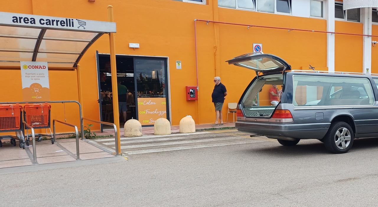 Choc nel Salento, malore improvviso nel centro commerciale: 62enne si accascia e muore
