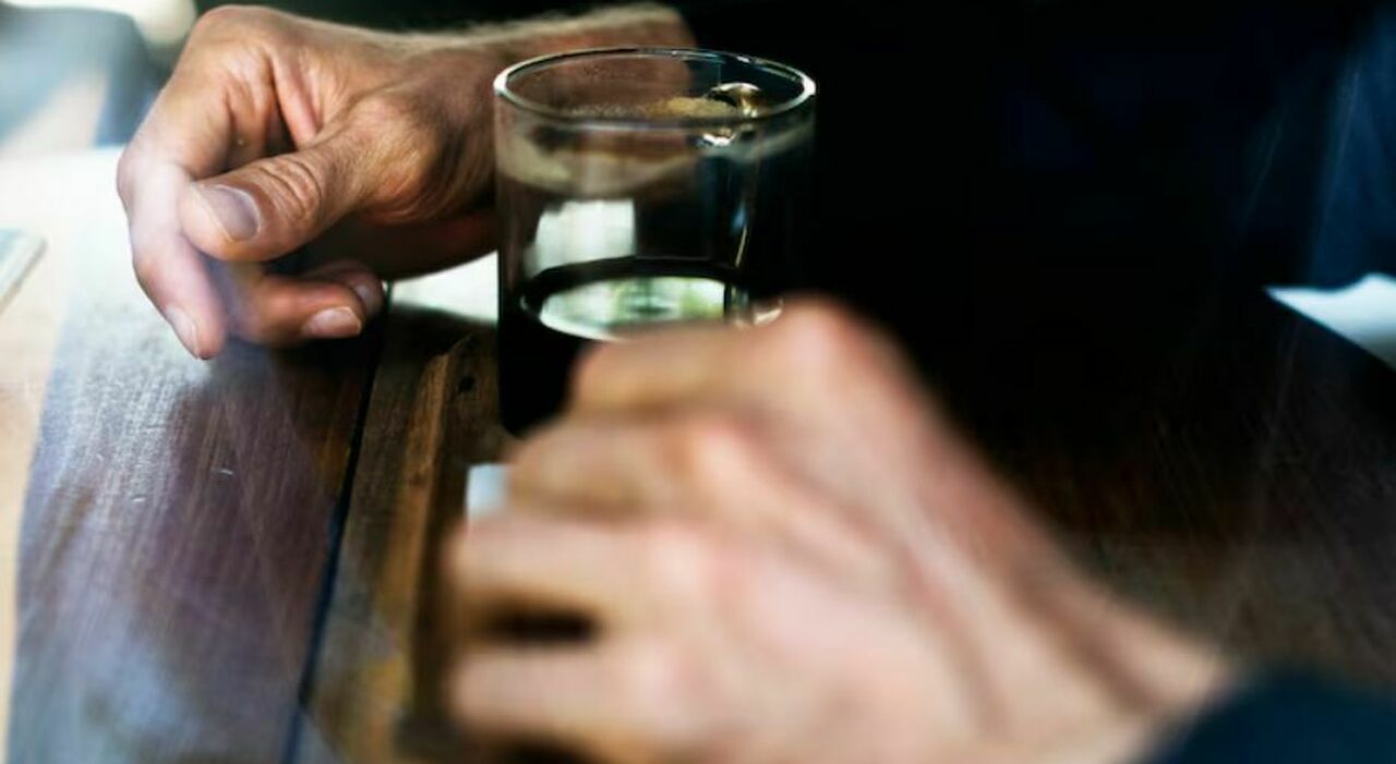 https://statics.cedscdn.it/photos/MED_HIGH/2025/09/28/9094889_28153649_maestra_vende_vodka_fatta_in_casa_strage_morti_russia_metanolo_oggi_28_settembre_2025.jpg
