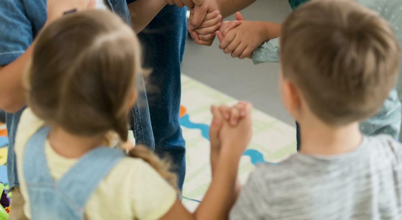 bimbi dell asilo strattonati colpiti con gli zaini legati in lacrime ai passeggini indagate due maestre