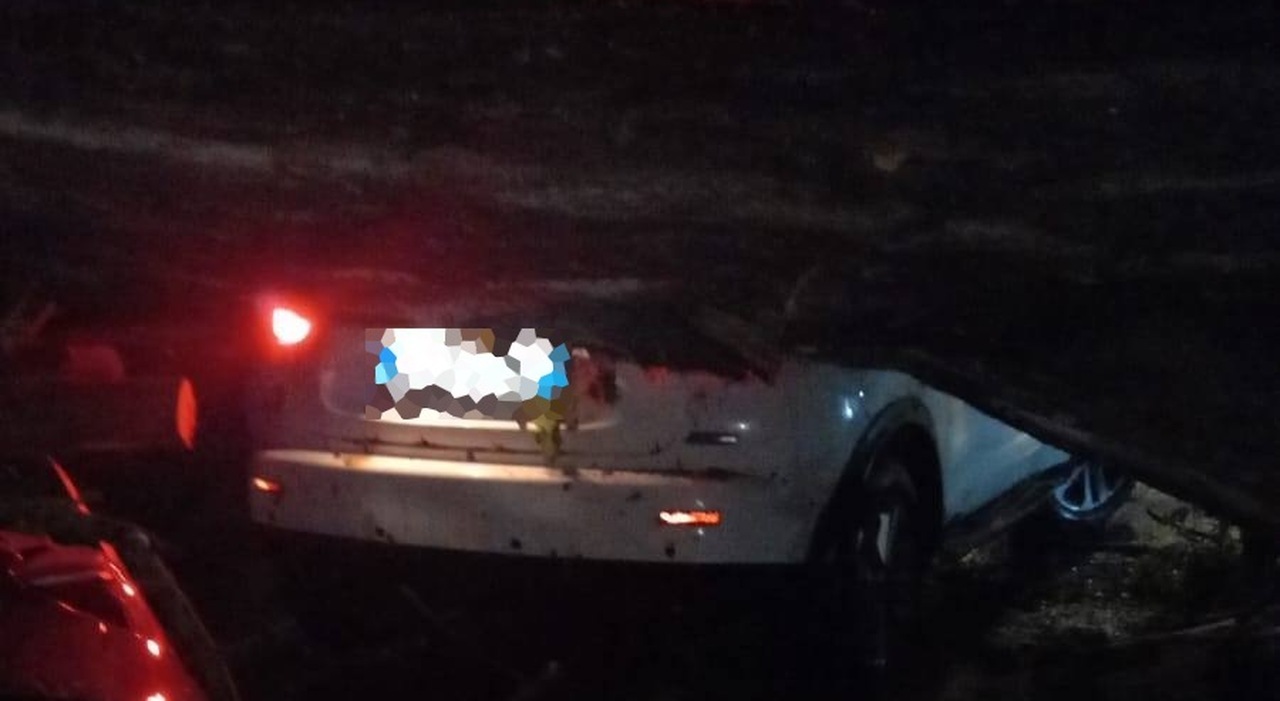 Ascoli, auto intrappolata nel sottopasso allagato: i vigili del fuoco salvano mamma e figlio