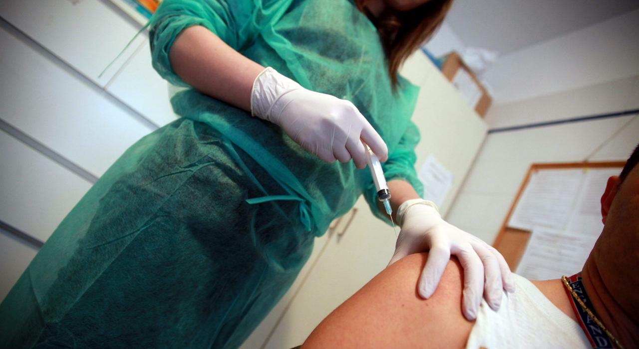 Influenza, sarà una stagione record: «Più di 16 milioni di casi, vaccinatevi anche contro il Covid». Cosa ...