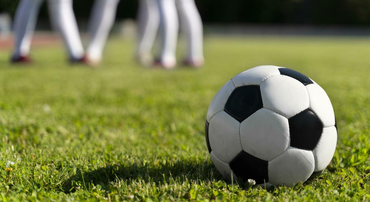 https://statics.cedscdn.it/photos/MED_HIGH/2025/09/28/9095153_28211009_donne_che_giocano_una_squadra_di_calcio.jpg