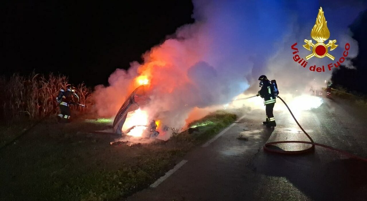 auto esce di strada e si incendia cos236 abbiamo salvato 5 militari i passanti sfidano le fiamme per estrarre i feriti dall abitacolo
