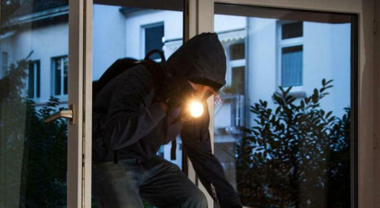 Ladri in casa scoperti dai proprietari a Senigallia all