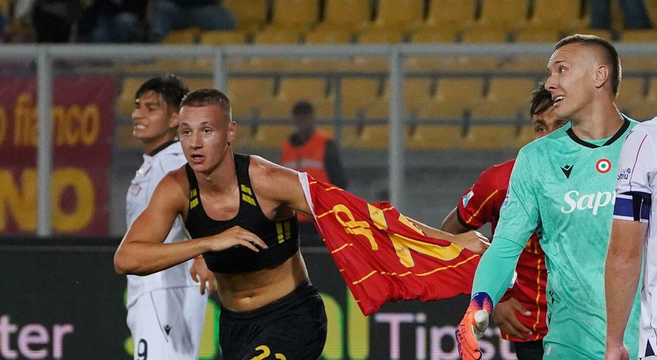 Francesco Camarda, è il primo gol in A: record per il Lecce, il più giovane di sempre. La dedica a Florenzi e quel discorso di Di Francesco