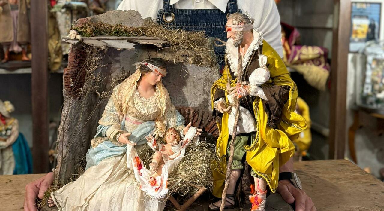 Guerra a Gaza, nel presepe napoletano spunta la Natività insanguinata