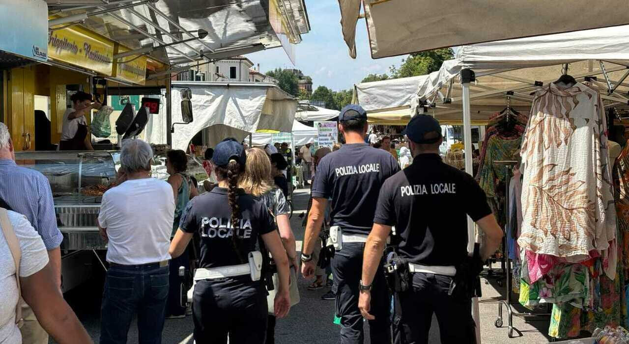 https://statics.cedscdn.it/photos/MED_HIGH/2025/09/29/9096508_29145403_mercato_multe_banchi_abbigliamento_disordine.jpg