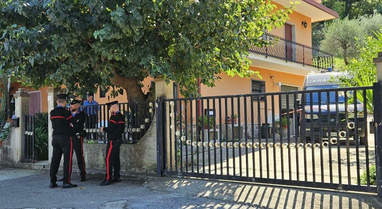 Uccide la moglie a colpi di pietra e scappa, Elisa Polcino morta a 49 anni. Si cercano i figli di 15 e 16 anni