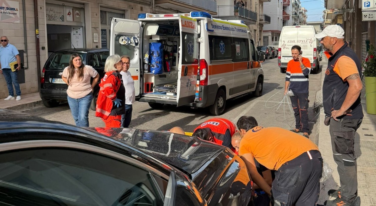 Incidente sul lavoro, cade dalla scala e precipita su un