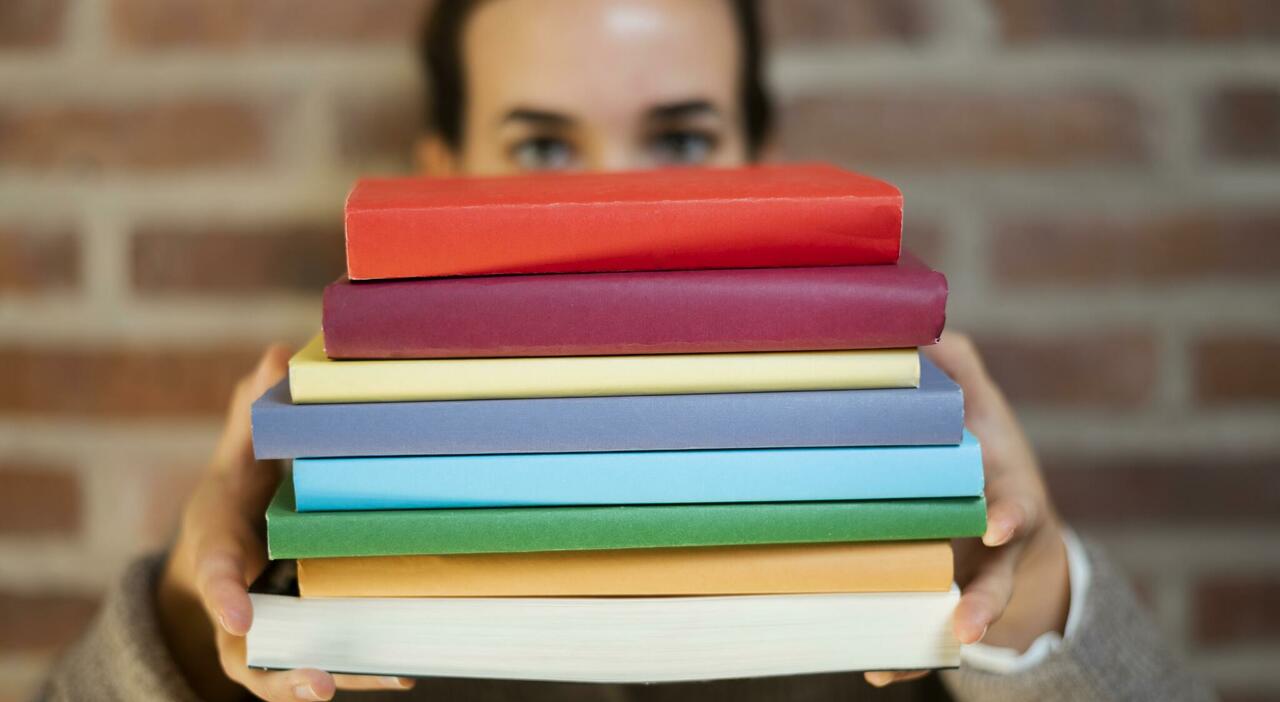 https://statics.cedscdn.it/photos/MED_HIGH/2025/10/01/9100066_01083354_close_up_colorful_books_pile.jpg