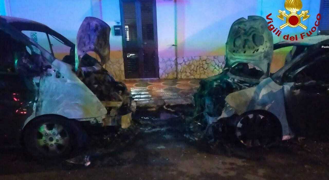 Notte di fuoco nel Salento: incendi a Lecce e Gallipoli, in fiamme cinque auto