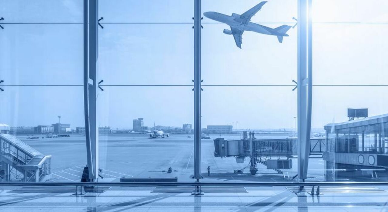 https://statics.cedscdn.it/photos/MED_HIGH/2025/10/01/9100175_01104650_terminal_dell_aeroporto.jpg