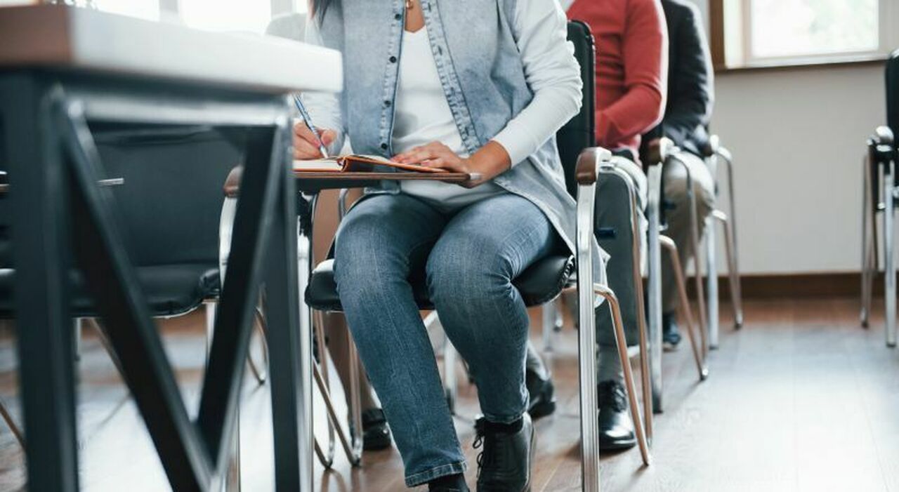 https://statics.cedscdn.it/photos/MED_HIGH/2025/10/01/9100250_01115902_vista_delle_particelle_gruppo_di_persone_alla_conferenza_di_lavoro_aula_moderna_durante_il_giorno.jpg