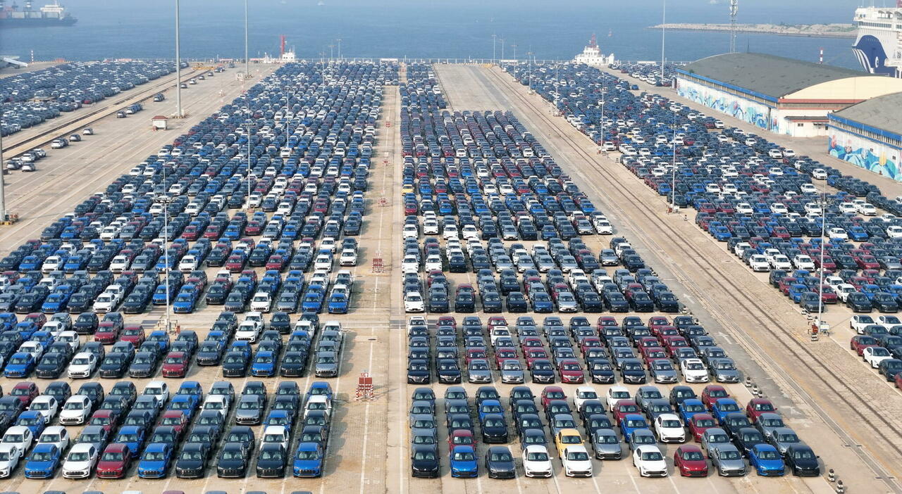 Il porto cinese di Yantai con migliaia di auto in attesa di esportazione