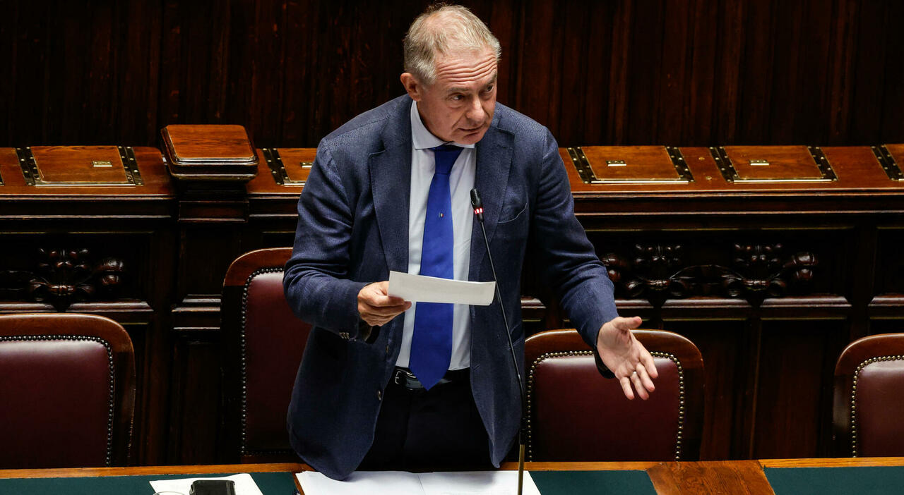 Il ministro delle Imprese e Made in Italy Adolfo Urso alla Camera durante il question time