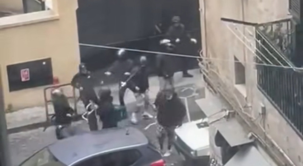 napoli sporting tensione tra i tifosi scontri nei pressi di piazza municipio