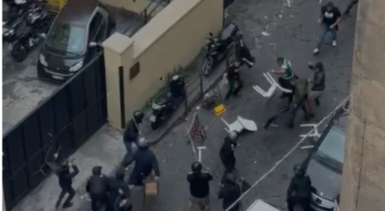 Napoli Sporting, scontri nei pressi di piazza Municipio: ferito un tifoso portoghese, fermati supportes napoletani