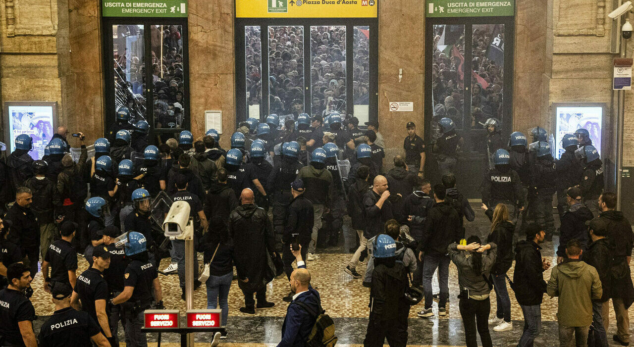 Partecipò agli scontri in Centrale: Daspo a una studentessa. Dalla stazione a metro, ristoranti e bar, cosa non potrà fare (per due anni)