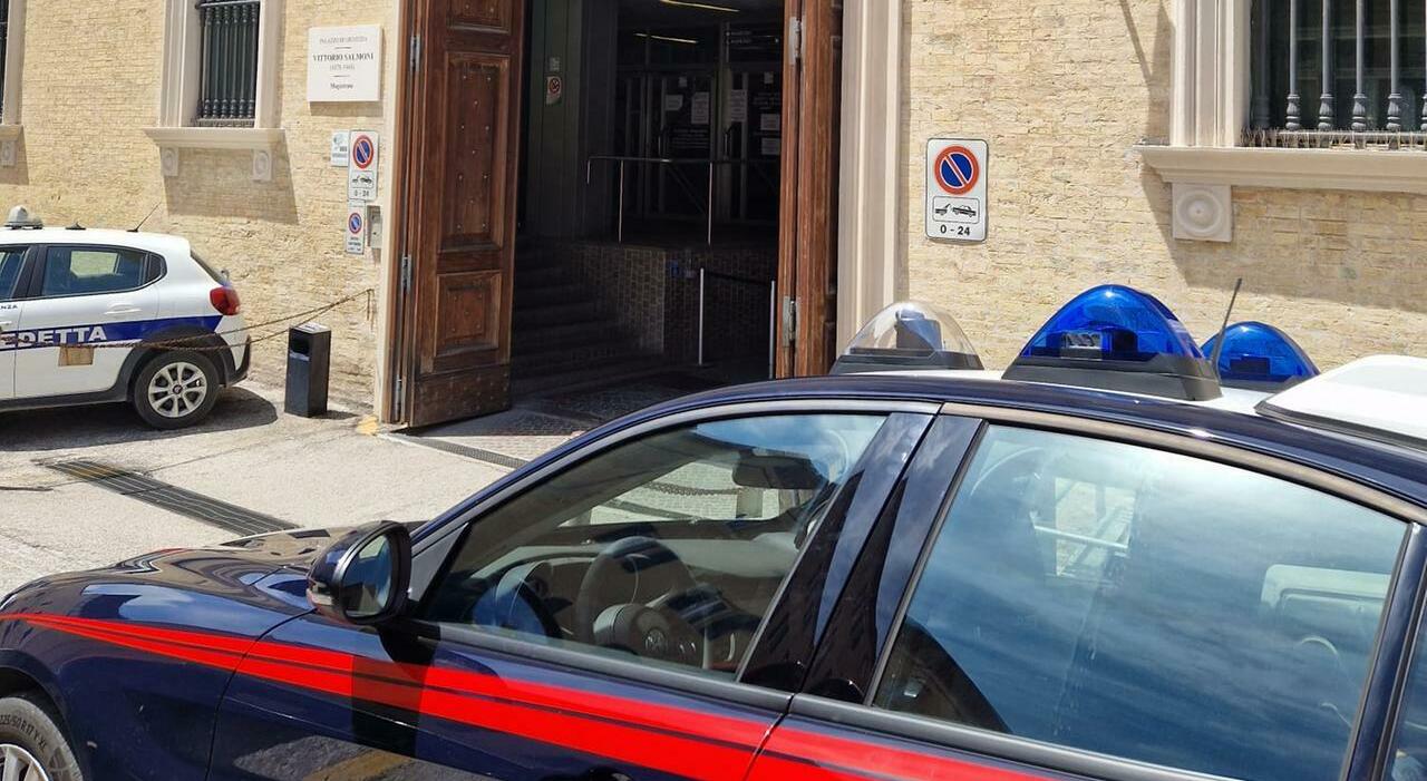 «Ti amo, stupida». Poi pugni e sevizie: la picchiava anche mentre allattava