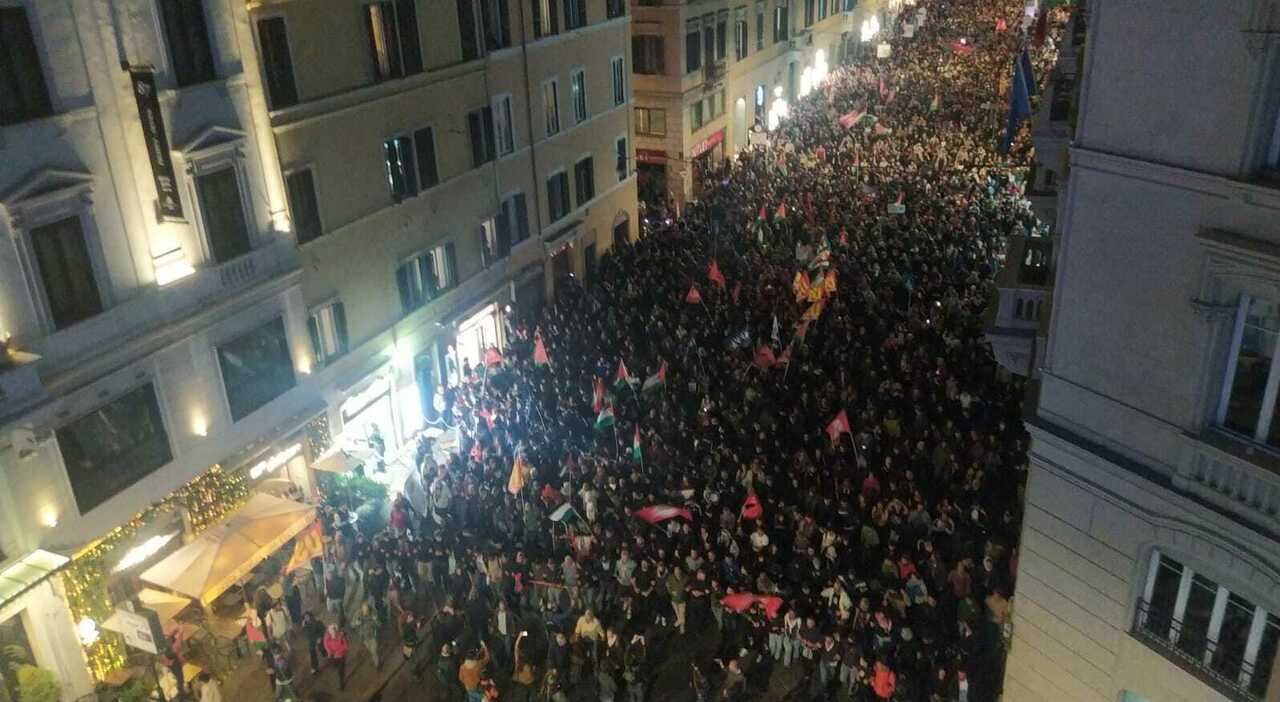 Cinquemila in corteo a Roma verso Palazzo Chigi. Blocchi a Napoli e Torino. I sindacati: «Sciopero generale il 3 ottobre». Salvini: «Valuto la precettazione»