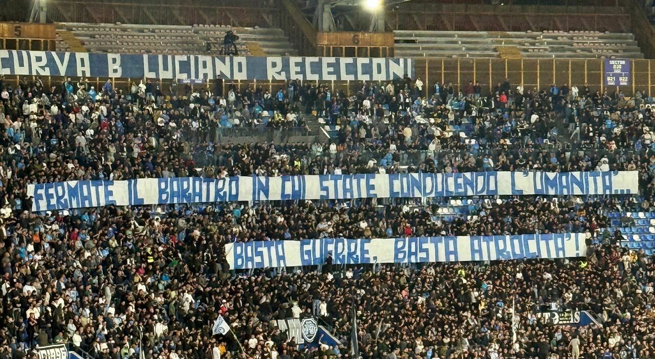 Napoli Sporting, lo striscione della Curva B per la Palestina: «Basta atrocità»