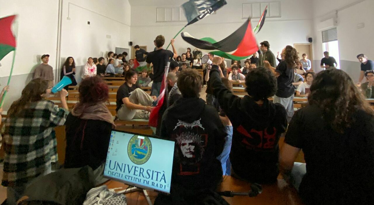 Flotilla bloccata, studenti occupano l